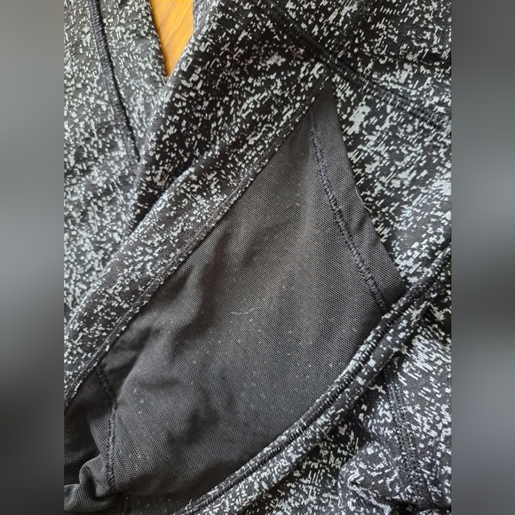 Lululemon Leggings with Mesh Size 6 - Picture 3 of 5